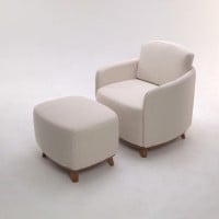 Poltrona com Puff Selene Estofada Estrutura Madeira Eucalipto Design Exclusivo Acabamento Premium