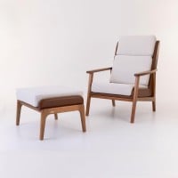 Poltrona com Puff Siona Estofada Estrutura Madeira Eucalipto Design Exclusivo Acabamento Premium