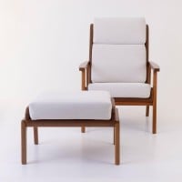Poltrona com Puff Siona Estofada Estrutura Madeira Eucalipto Design Exclusivo Acabamento Premium