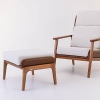Poltrona com Puff Siona Estofada Estrutura Madeira Eucalipto Design Exclusivo Acabamento Premium
