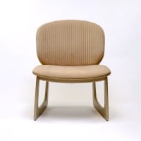 Poltrona Dayse Design Curvo em Multilaminado Detalhe Canelado Estrutura em Madeira Eucalipto Reflorestada
