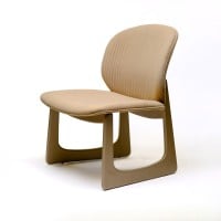 Poltrona Dayse Design Curvo em Multilaminado Detalhe Canelado Estrutura em Madeira Eucalipto Reflorestada