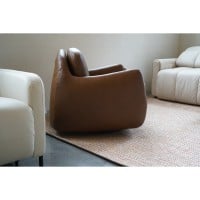 Poltrona Gaelle em Couro Legítimo com Concha Almofadada em Composê Design by Estúdio Galho