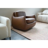 Poltrona Gaelle em Couro Legítimo com Concha Almofadada em Composê Design by Estúdio Galho