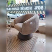 Poltrona Giratória Ilana Assento com Almofada Sobreposta e Encosto Curvo Base Cônica em Composê