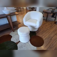 Poltrona com Puff Ilana Assento com Almofada Sobreposta Encosto Curvo e Base Cônica Giratória