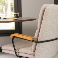 Poltrona Office Heddy Estofada Ajuste de Altura Braço com Detalhe Madeira Estrutura Metálica com Rodízios