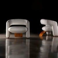 Poltrona Hellius Estofada com Encosto e Braços Integrados Base Curva em Lâmina de Cinamomo Design by Studio +A!