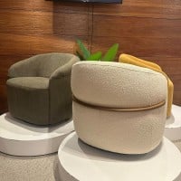 Poltrona Imara Estofada com Assento Amplo e Encosto Curvo e Detalhe em Madeira