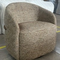 Poltrona Imara Estofada com Assento Amplo e Encosto Curvo e Detalhe em Madeira