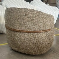 Poltrona Imara Estofada com Assento Amplo e Encosto Curvo e Detalhe em Madeira