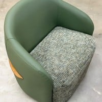 Poltrona Imara Estofada com Assento Amplo e Encosto Curvo e Detalhe em Madeira
