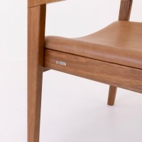 Poltrona Inanna Estofada Estrutura Madeira Eucalipto Design Exclusivo Acabamento Premium