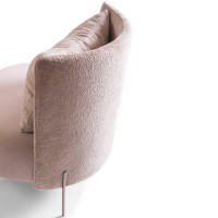 Poltrona Kayra Estofada com Almofada Decorativa Pés em Aço Carbono Pintura Metalizada