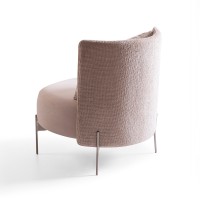 Poltrona Kayra Estofada com Almofada Decorativa Pés em Aço Carbono Pintura Metalizada