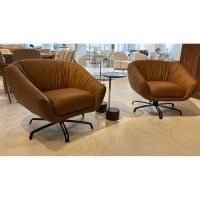 Poltrona Giratória Liria em Couro Legítimo com Detalhe Franzido e Base Aranha em Aço Carbono