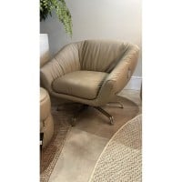 Poltrona Giratória Liria em Couro Legítimo com Detalhe Franzido e Base Aranha em Aço Carbono