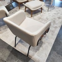 Poltrona Maki Detalhes Laterais com Cintas Pés Aço Carbono Design Contemporâneo