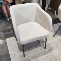 Poltrona Maki Detalhes Laterais com Cintas Pés Aço Carbono Design Contemporâneo