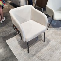 Poltrona Maki Detalhes Laterais com Cintas Pés Aço Carbono Design Contemporâneo