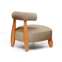 Poltrona Mayah Encosto Curvo Estrutura em Madeira Eucalipto Reflorestada Pés Torneados Design by Pedro Mendes