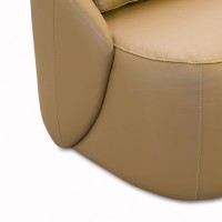Poltrona Nyzza Base Giratória Couro Natural Almofada Solta Estrutura Madeira de Lei Eucalipto Design Artesanal
