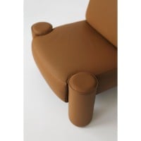 Poltrona Orfeu em Couro Legítimo com Almofadão e Apoios Cilíndricos Acolchoados Design by Victor Suzuki