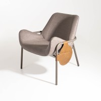 Poltrona Orynes Estofada Lateral com Bolsa em Recouro Estrutura Multilaminada Base Aço Carbono Detalhe em Madeira