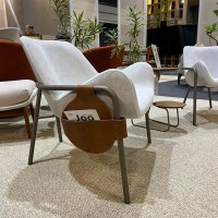 Poltrona Orynes Estofada Lateral com Bolsa em Recouro Estrutura Multilaminada Base Aço Carbono Detalhe em Madeira