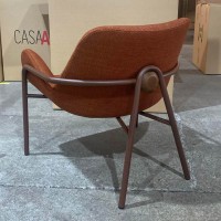 Poltrona Orynes Estofada Lateral com Bolsa em Recouro Estrutura Multilaminada Base Aço Carbono Detalhe em Madeira