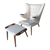 Poltrona Papa Bear com Puff Estrutura Madeira Maciça Artesian Design by Hans Wegner