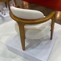 Poltrona Sam Assento Estofado Encosto e Estrutura Madeira Maciça Jequitibá Design Exclusivo by Juliano Schimidt