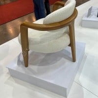 Poltrona Sam Assento Estofado Encosto e Estrutura Madeira Maciça Jequitibá Design Exclusivo by Juliano Schimidt
