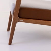 Poltrona Siona Estofada Estrutura Madeira Eucalipto Design Exclusivo Acabamento Premium