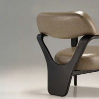 Poltrona Syluê Estofada Estrutura Madeira Maciça Jequitibá Design Premiado by Juliano Schimidt