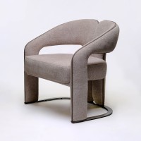 Poltrona Vetta II Encosto Curvo Bipartido em Multilaminado Estrutura Revestida Base Chapa de Metal