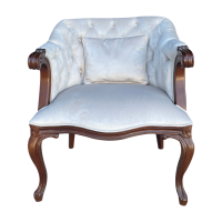 Poltrona Victoire Capitonê Pés Luís XV Entalhada Madeira Maciça Design Artesanal de Luxo