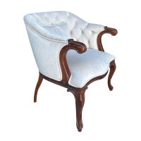 Poltrona Victoire Capitonê Pés Luís XV Entalhada Madeira Maciça Design Artesanal de Luxo