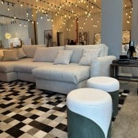 Puff Alon Estofado Design Cilíndrico com Detalhe em Composê e Zíper 