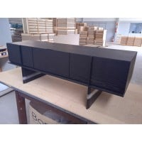 Rack Madrias com Porta Basculante e 2 Gavetas Estrutura em Pintura Laca Detalhe com Filetes Metalizados Design by Ampezzan e Maciel Arquitetos