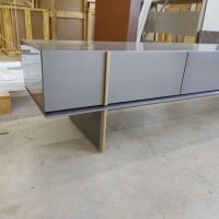 Rack Madrias com Porta Basculante e 2 Gavetas Estrutura em Pintura Laca Detalhe com Filetes Metalizados Design by Ampezzan e Maciel Arquitetos