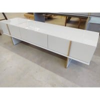 Rack Madrias com Porta Basculante e 2 Gavetas Estrutura em Pintura Laca Detalhe com Filetes Metalizados Design by Ampezzan e Maciel Arquitetos