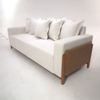 Sofá Amadeu 2 Lugares Almofadas Soltas Estrutura Madeira Eucalipto Design Exclusivo Acabamento Premium