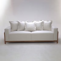 Sofá Amadeu 2 Lugares Almofadas Soltas Estrutura Madeira Eucalipto Design Exclusivo Acabamento Premium