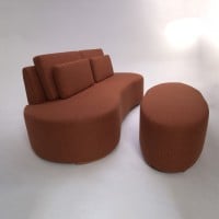 Sofá com Puff Hathor 2 Lugares Encosto e Almofadas Soltas Estrutura Madeira Eucalipto Design Exclusivo Acabamento Premium