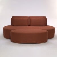 Sofá com Puff Hathor 2 Lugares Encosto e Almofadas Soltas Estrutura Madeira Eucalipto Design Exclusivo Acabamento Premium