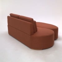 Sofá com Puff Hathor 2 Lugares Encosto e Almofadas Soltas Estrutura Madeira Eucalipto Design Exclusivo Acabamento Premium