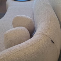 Sofá Curvo Welles com Almofadas Decorativas Detalhe com Disco Solto Mármore Estrutura Madeira Eucalipto Reflorestada
