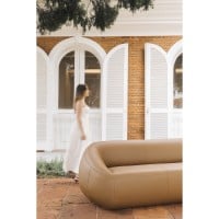 Sofá Livana 3 Lugares em Couro Legítimo com Detalhes em Pespontos e Encosto com Braços Integrados Design by Lattoog