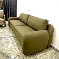 Sofá Melvor 2 Módulos Couro Natural Estrutura Madeira de Lei Eucalipto Pés Madeira Design Artesanal